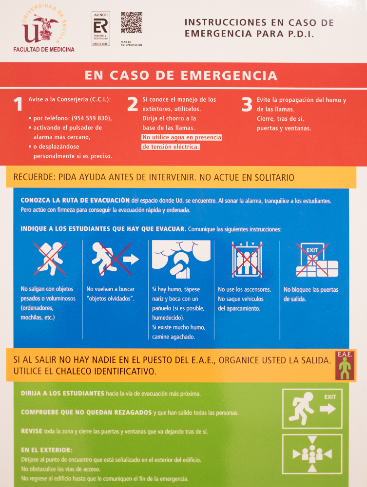 Cartel con normas de autoprotección y evacuación